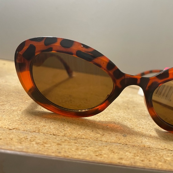 Oval shape tortoise style sunglasses - Picture 8 of 9